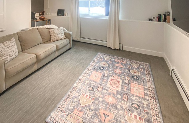 Relaxing home with patio, TV, WiFi, & minifridge - close to a variety of parks