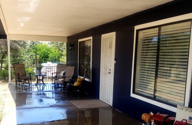 Relaxing House with Porch