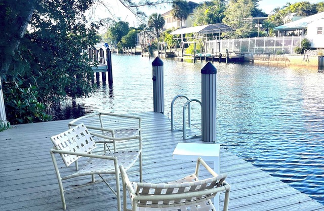 Relaxing private house tucked on Gordon River. Live the Florida dream
