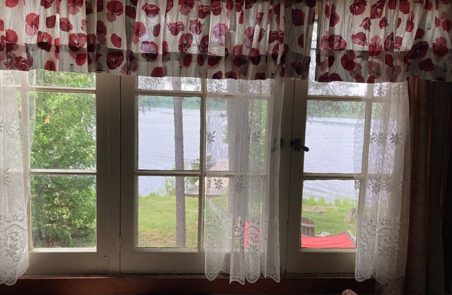 Relaxing Hush Puppy Cottage Retreat at the Lake Edge Cottages!