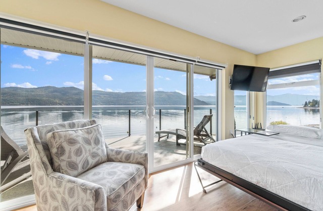 Relaxing Lake Escape ~ Waterfront ~ Scenic Views