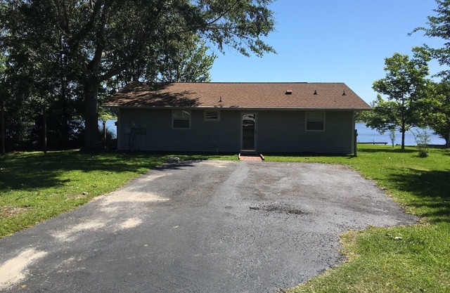 Relaxing lake house beautiful view, close to beaches, hiking, casinos, and NOLA.