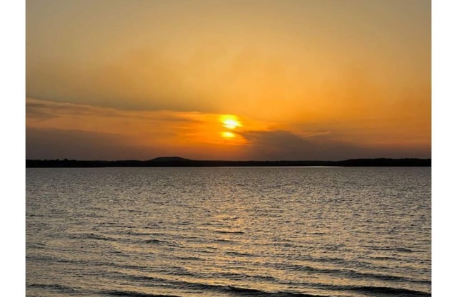 Relaxing lakefront house on a peninsula, right on Eufaula Lake