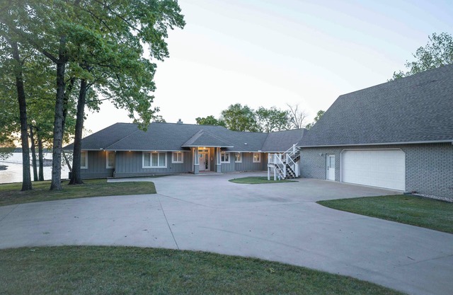 Relaxing Lakefront property located on Beautiful Grand Lake of the Cherokees!!