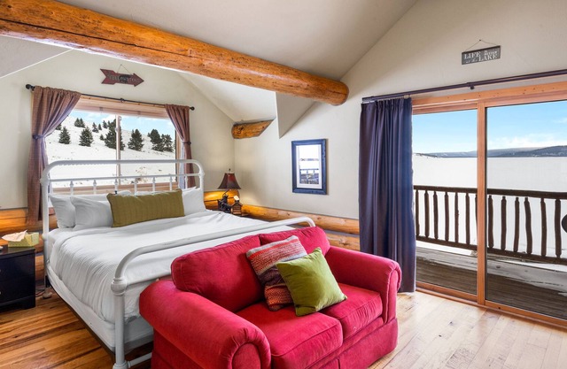 Relaxing Lakeside Getaway on Beautiful Hebgen Lake! HOT TUB with lake views- Beachside Lodge