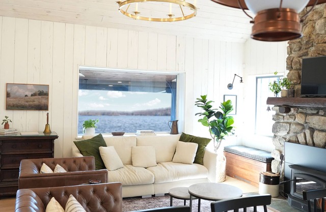 Relaxing Luxury Lakefront Cozy Cabin with Private Dock and Family Focused Spaces