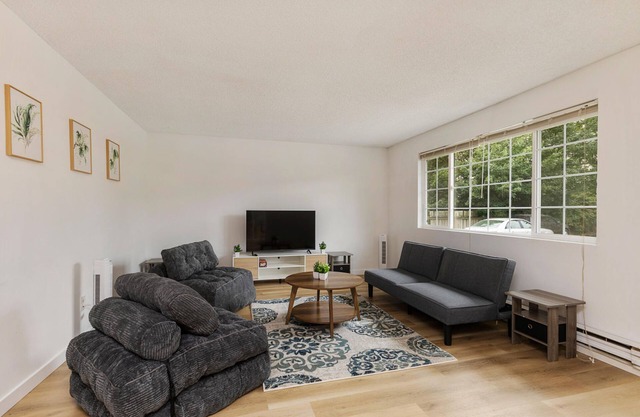 Relaxing Lynnwood Getaway w/ Parking