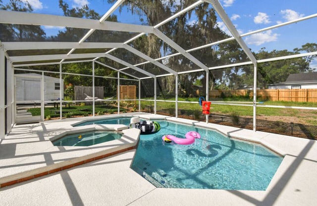 Relaxing Modern Home Sleeps 6/Pool/BBQ/Firepit