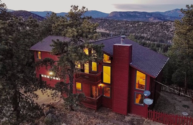 /\~Relaxing Mountaintop Retreat w/Amazing Views~/\
