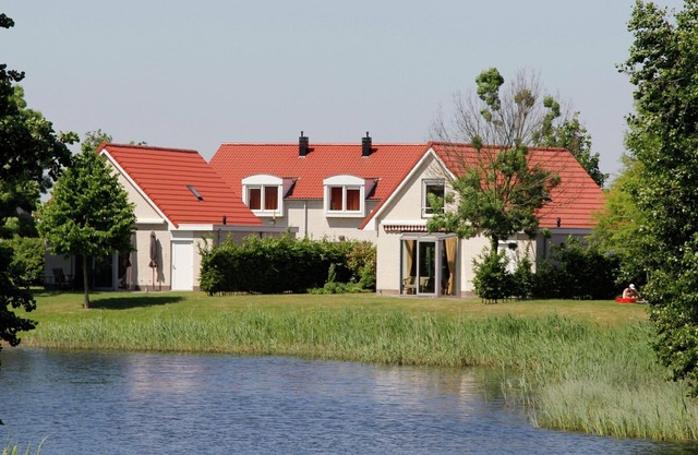 Villa en Maaspark con Vista al Lago y Sauna