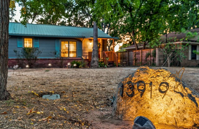 Relaxing Oasis - Walk to Lake Austin, Pet Friendly