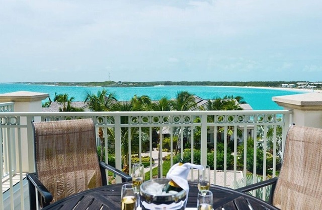 Relaxing Ocean View, 2BR, Access to Pristine Beach & Outdoor Pool