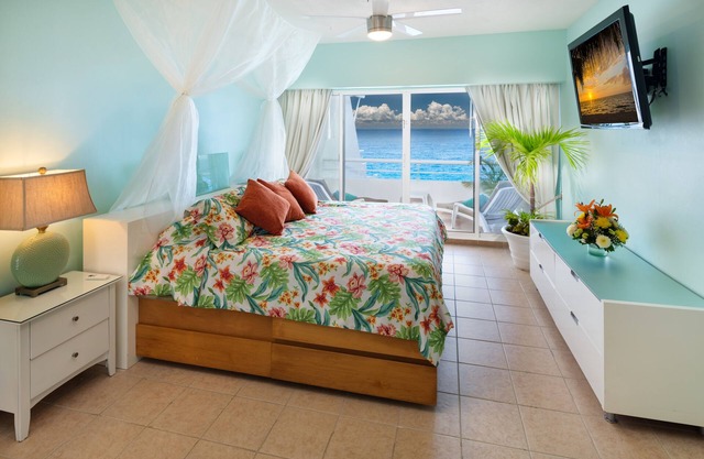 Miramar # 403, condominio Penthouse romántico frente al mar, North Shore, a 3 km de la ciudad