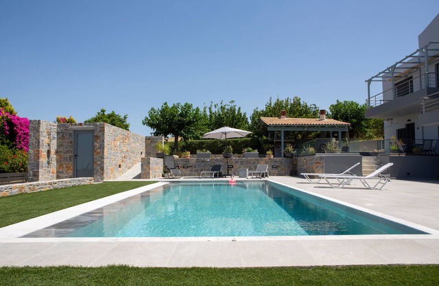 Relaxing place in the countryside, with a lovely pool and garden!