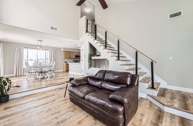Relaxing Retreat Near Airport-Hot Tub-Fire Pit