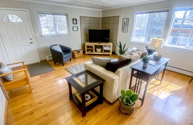Relaxing retreat with a full kitchen, washer/dryer, & furnished patio