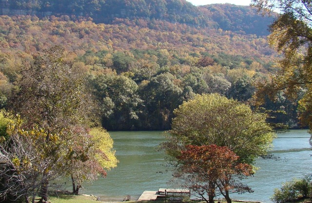 Relajante escapada de río y montaña.