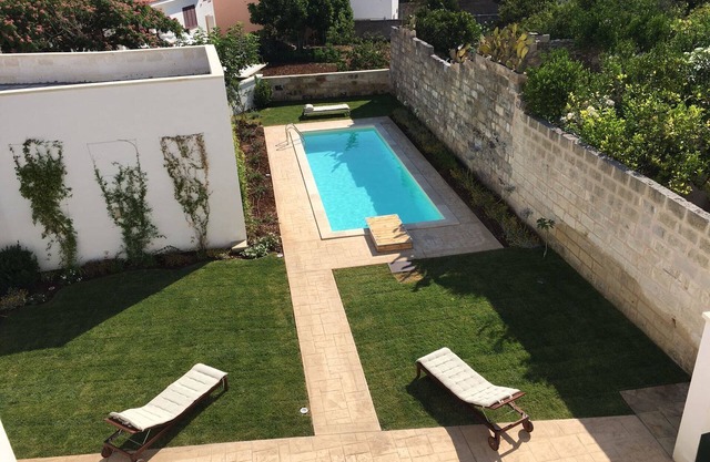 Casa de pueblo recién restaurada con jardín privado y piscina