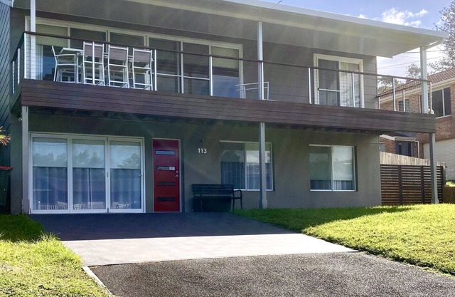 Relaxing & spacious holiday home, 2 minute walk to beach