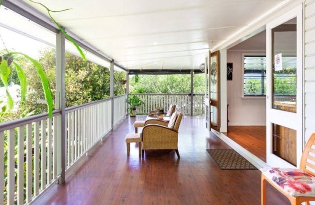 RELAXING STAY IN EDGE HILL, FULLY FURNISHED 2 BEDROOM TOP FLOOR OF QUEENSLANDER