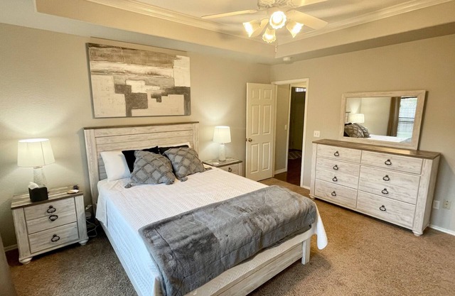 Relaxing stay in Stillwater, OK! Enjoy and relax in in this spacious home.