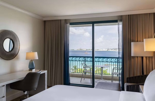 Relaxing Suite w/ Stunning Bay Views & Infinity Pool Access - Beach steps away
