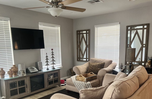 Relaxing sweet peaceful 2 bedroom 1.5 bathroom bungalow