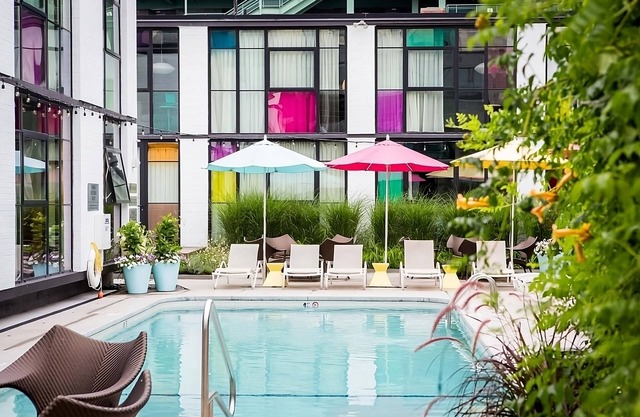 Relaxing Unit Short walk from Prudential Tower! Parking, Pool, Pets Allowed!