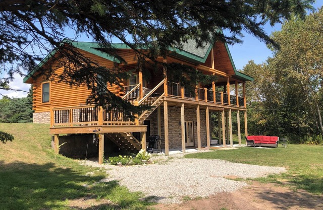 Relaxing Vacation in a Log Home on Big Bay De Noc!