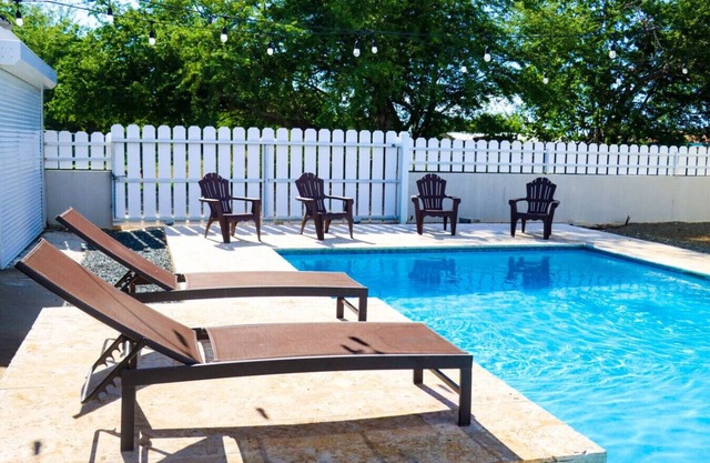 Relaxing Villa Near Combate Beach with Pool and Game Room