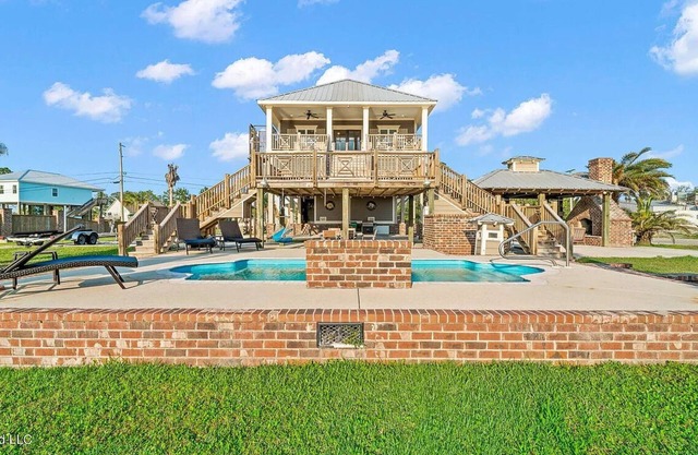 Relaxing Waterfront Getaway with Pool, Boat Dock, and Ice House next door.