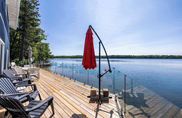 Relaxing waterfront family retreat
