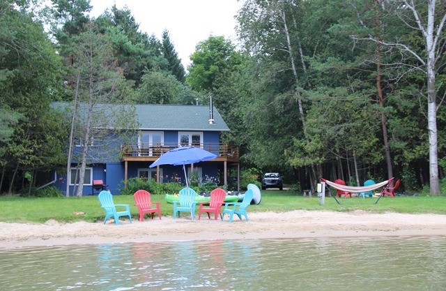 Relajante retiro frente al lago con diversión en el interior y al aire libre a su alcance