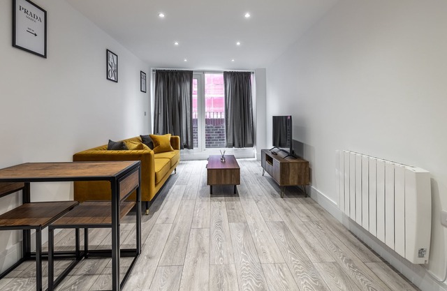 Remarkable 2-Bed Apartment in Camberley