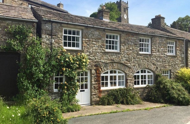 Remarkable barn conversion for 6 & 2 dogs, w/ free WiFi, open fire & 50 yards from the pub