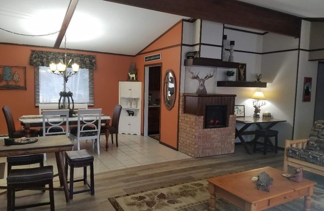 Casa remodelada de 4 habitaciones ubicada en el centro de Paradise junto a Fresh Coast Cafe '.