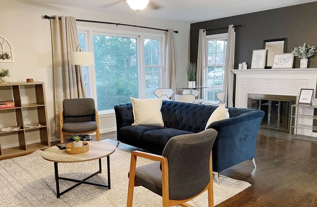 Remodeled 5 Bedroom House Minutes from the Plaza, KC Zoo and KC Sports Stadiums