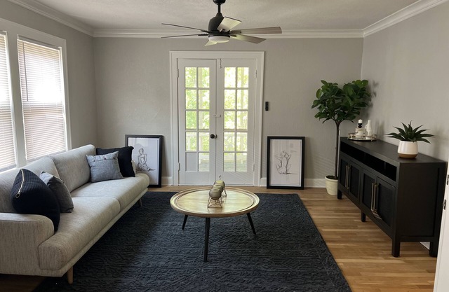 Remodeled Apartment with beautiful screen patio. Great location in KC!