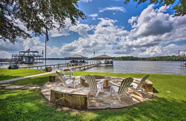 Remodeled Cedar Creek Lake Retreat w/ Fire Pit!