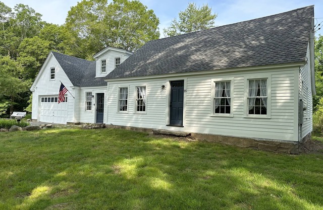 Remodeled Charming Cape. 5 mins from Olde Mistick Village, Seaport, and downtown