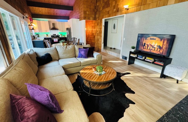 Remodeled Family Cabin 5 min stroll to Lake Gregory!