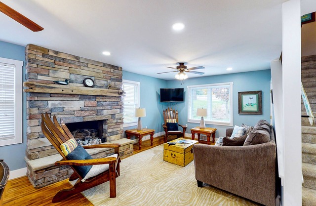 Remodeled farmhouse near downtown with a firepit, central AC & washer/dryer,