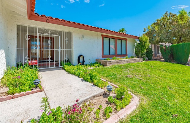 Casa unifamiliar remodelada en planta baja con piscina grande cerca de strips