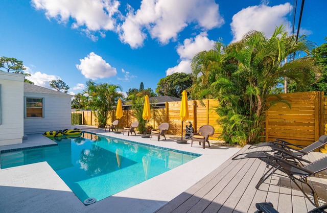 Remodeled HEATED pool house, 8 minutes to the beach! Honey Hole theme