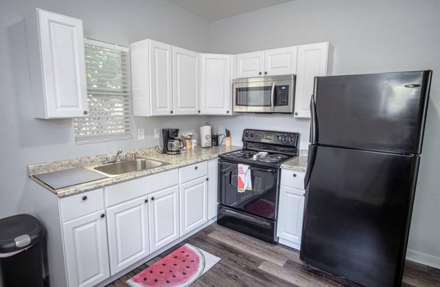 Remodeled Historic 1BR 1BA House Near Downtown