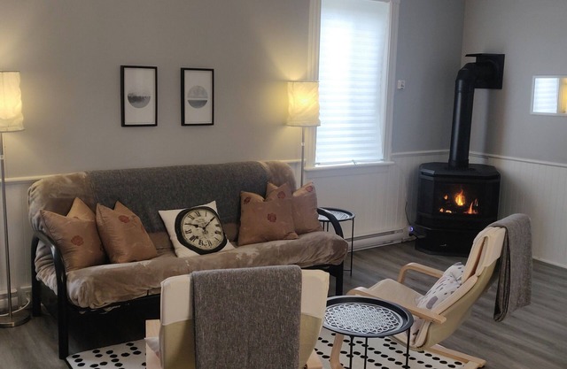 Remodeled Historical Home Apartment in the Heart of Barry's Bay