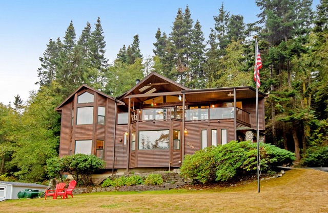 Remodeled home bordering Deception Pass with private hot tub & stunning view