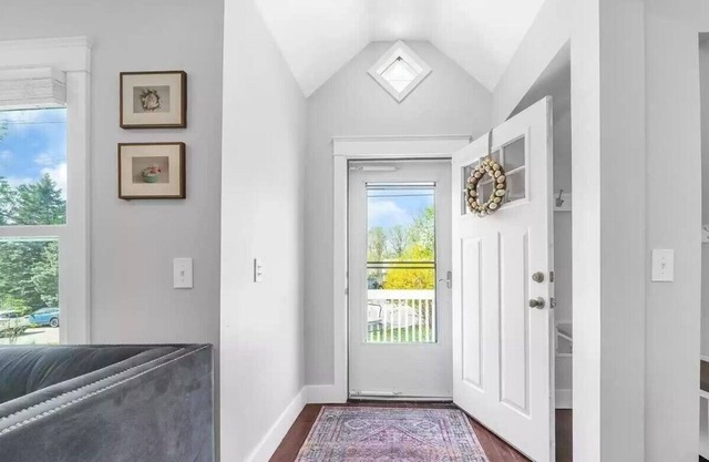 Remodeled Home next to GOLF Course close to MSU/Spartan Std & Sparrow