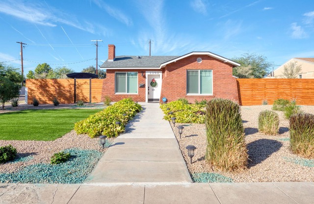 ¡NUEVO LISTADO! Casa remodelada con piscina privada y chimenea, cerca del centro de Phoenix