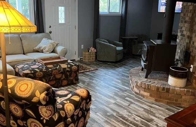 Remodeled House 1 mile to town.